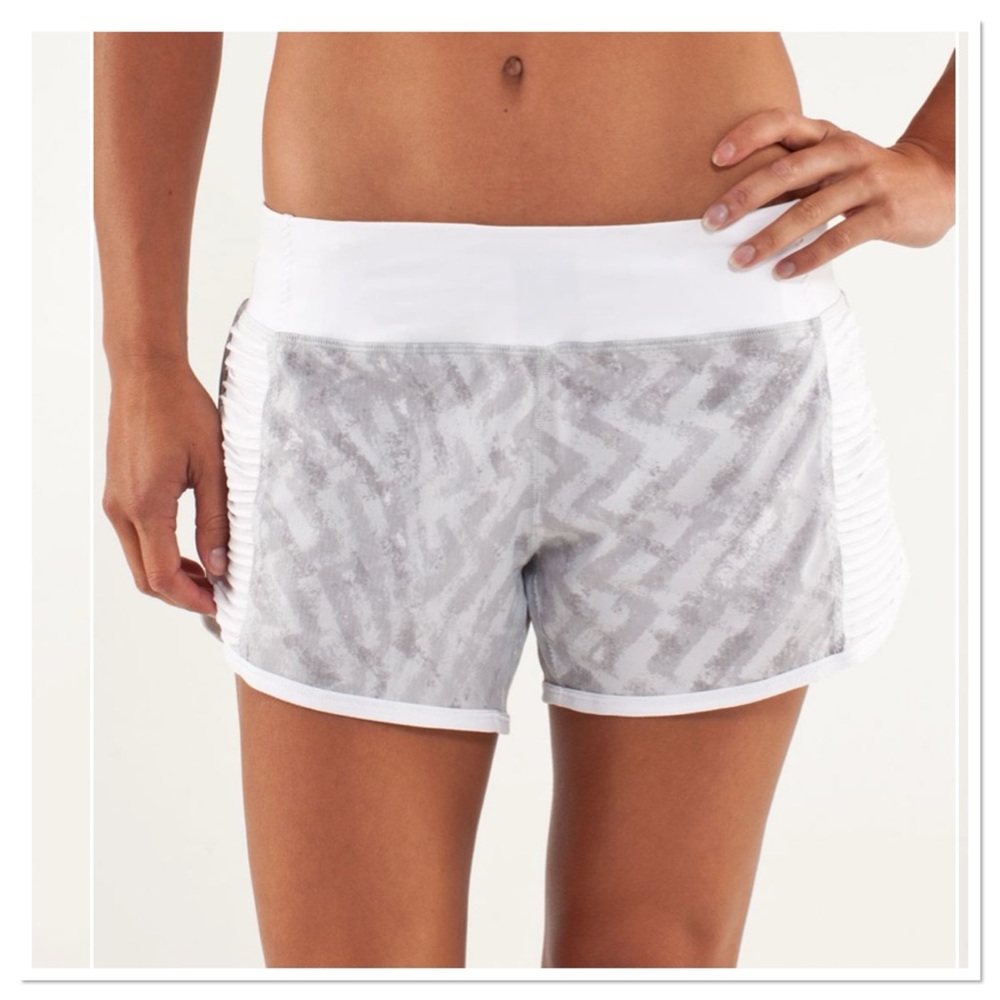 Lululemon Run Bright At Night Shorts Blazer Print White Gray Size 8 - Picture 2 of 11